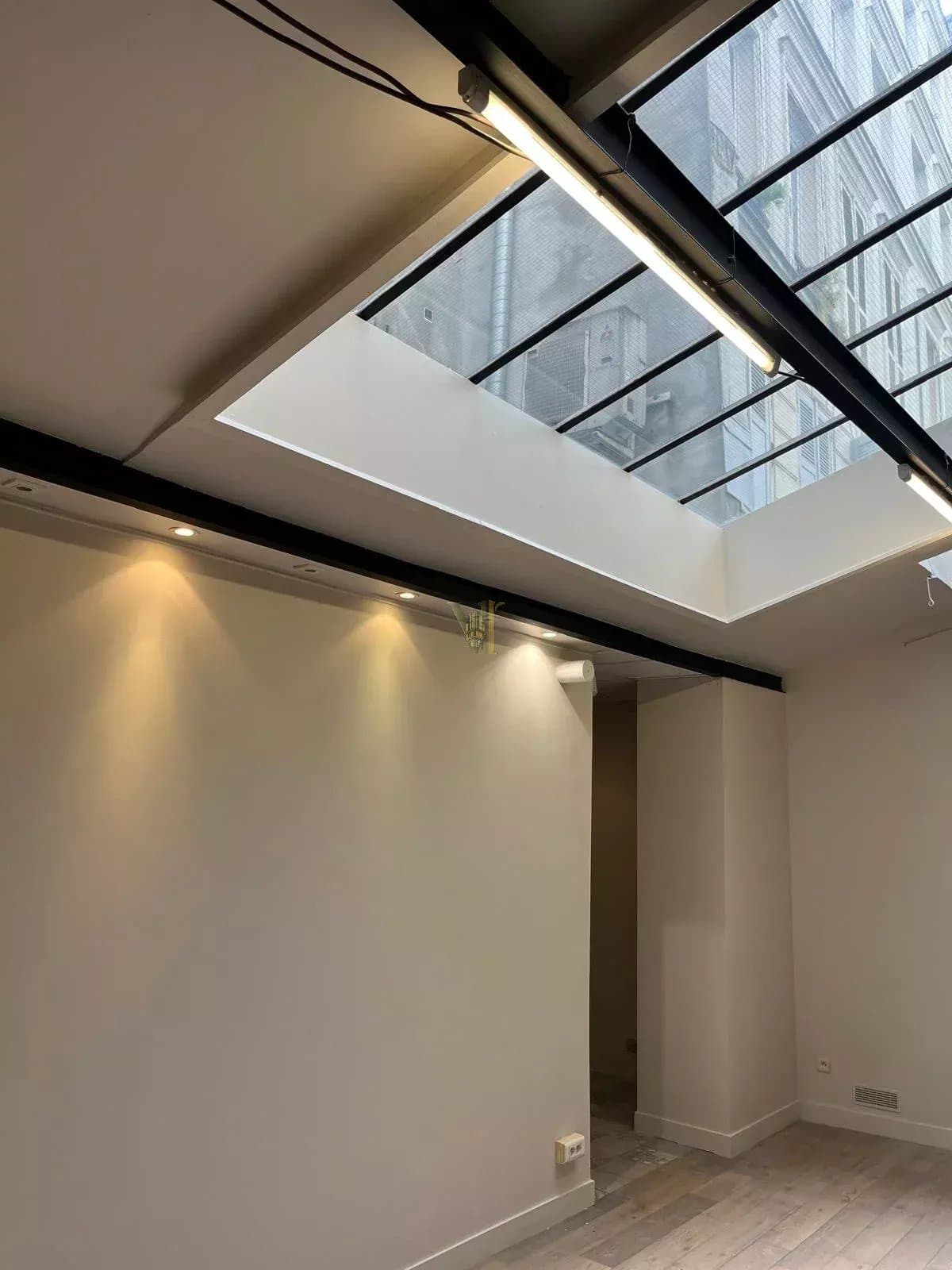 Local professionnel & commercial lumineux de caractère – 81 m² – Château d'Eau, Paris 10ᵉ