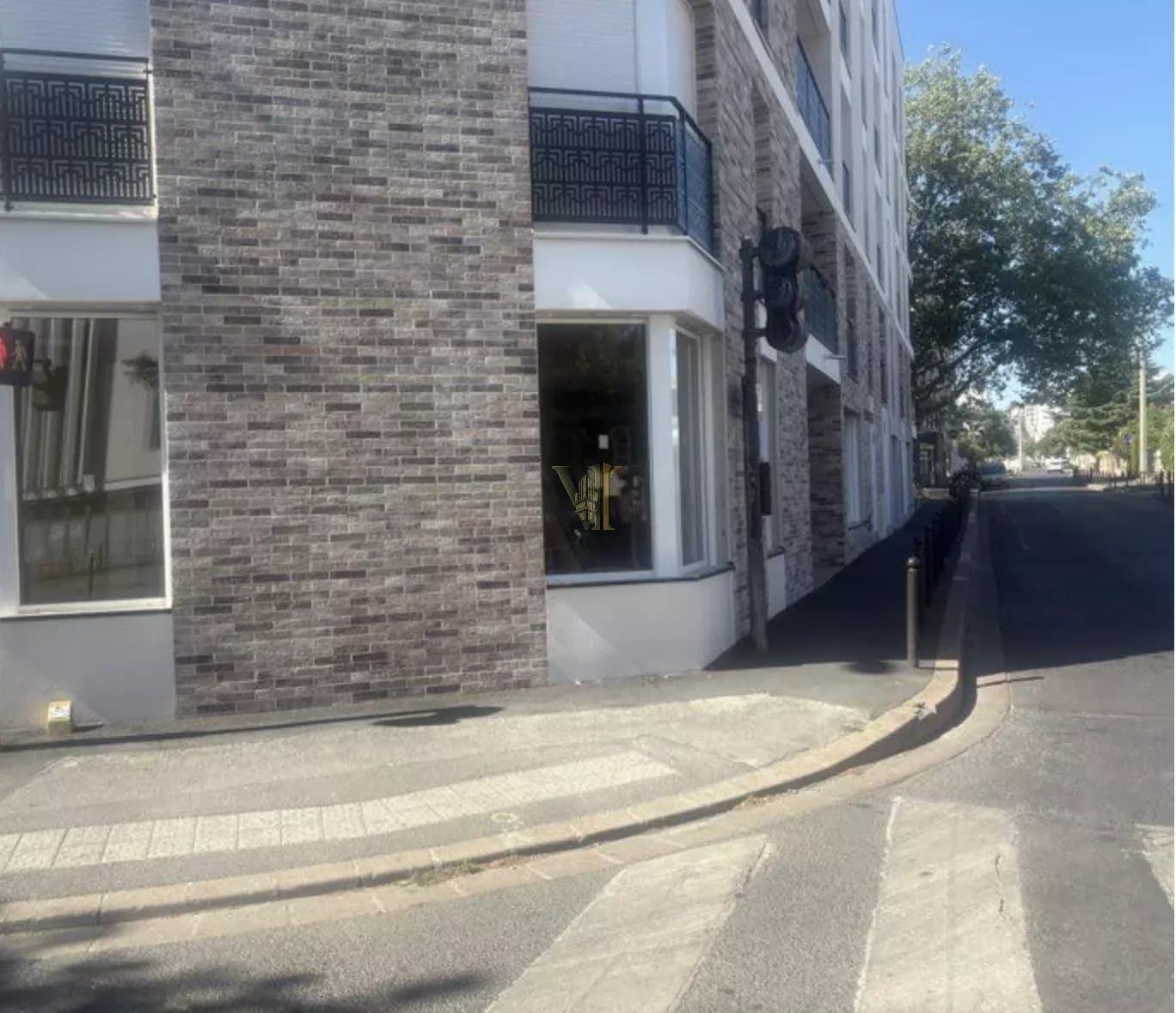 LOCAL COMMERCIAL – EMPLACEMENT D'ANGLE, VITRINE SUR RUE PASSANTE – VITRY-SUR-SEINE