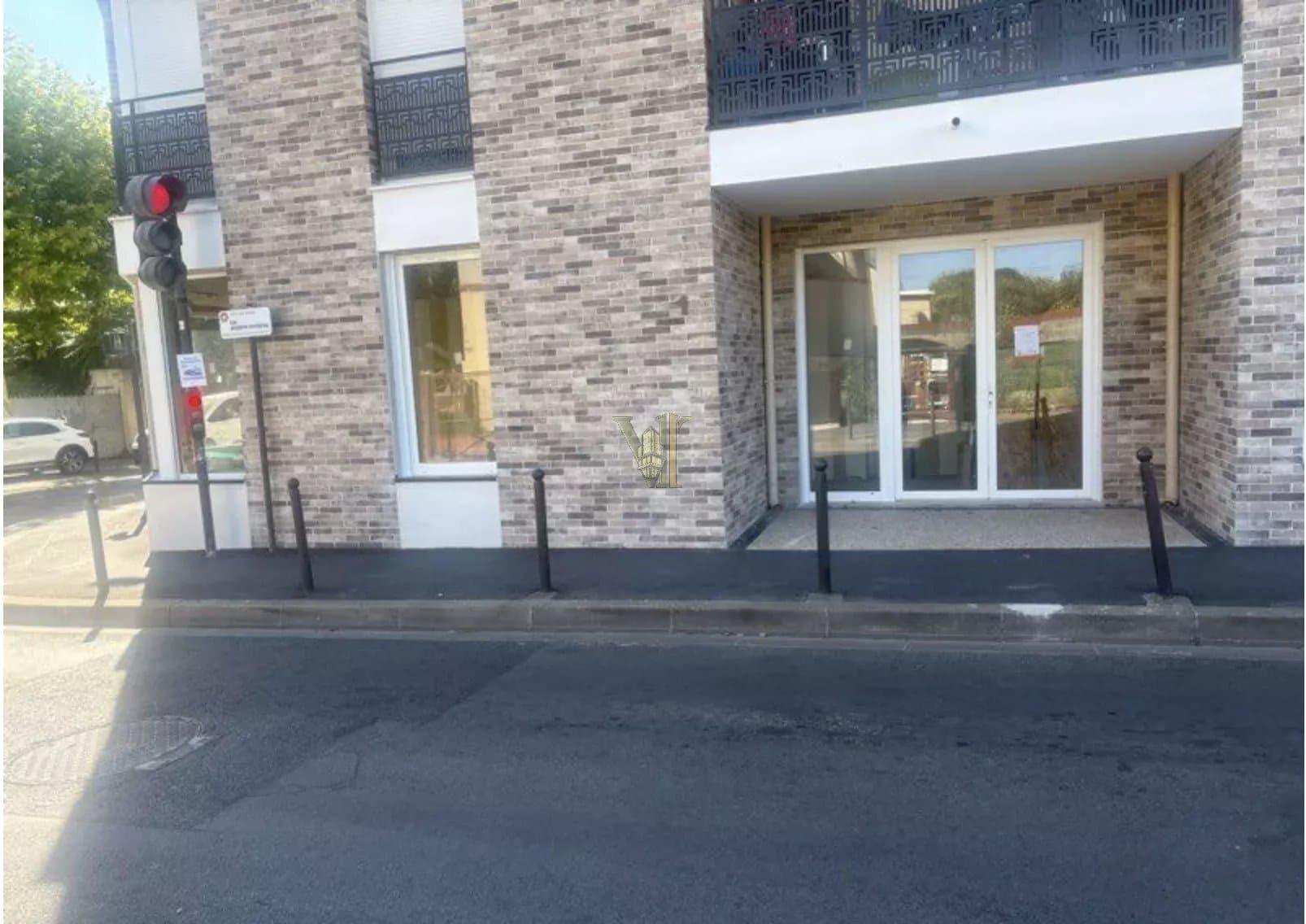 LOCAL COMMERCIAL – EMPLACEMENT D'ANGLE, VITRINE SUR RUE PASSANTE – VITRY-SUR-SEINE