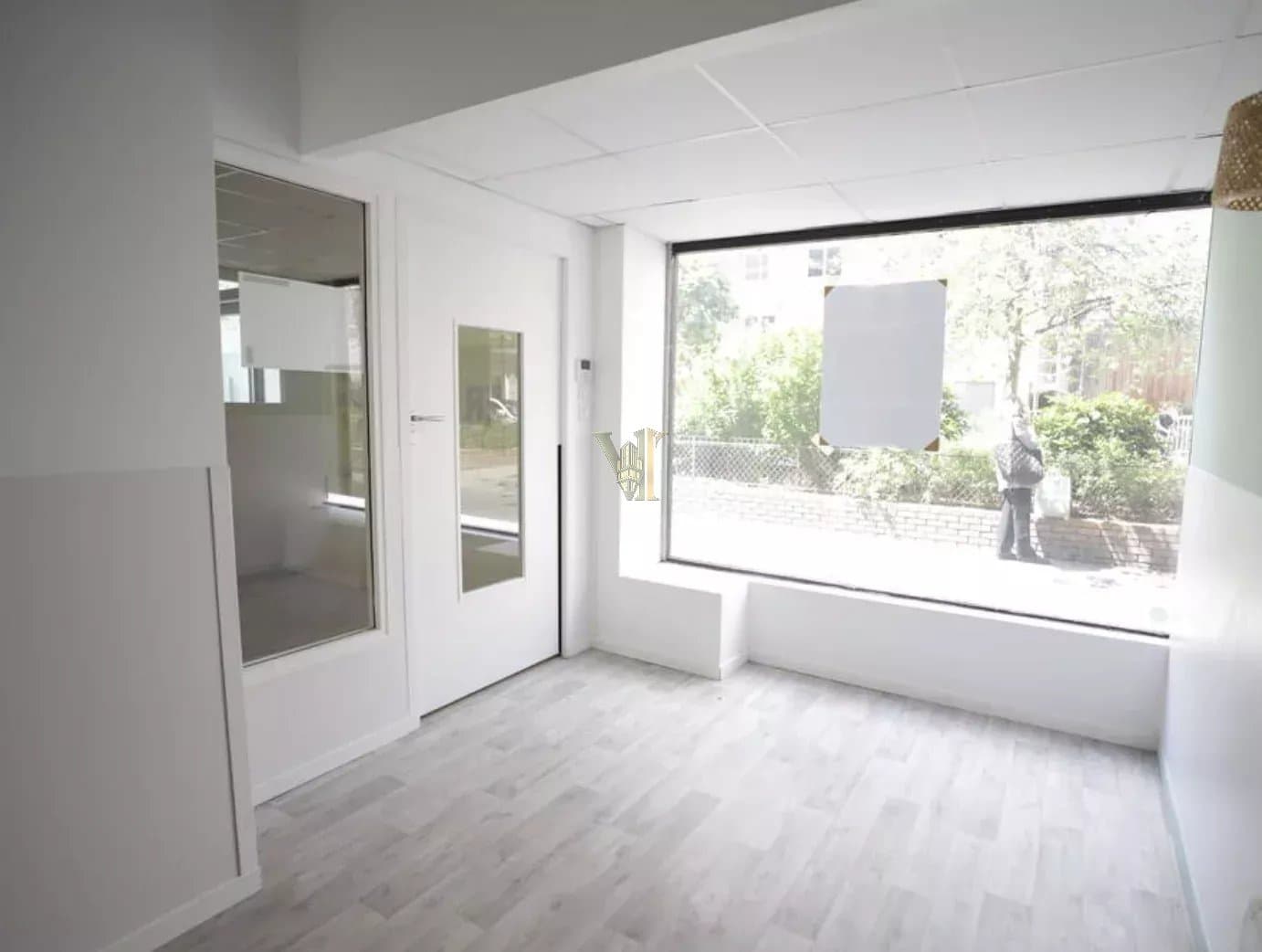LOCAL PROFESSIONNEL À VENDRE – PARIS 15ᵉ – 100 M²
