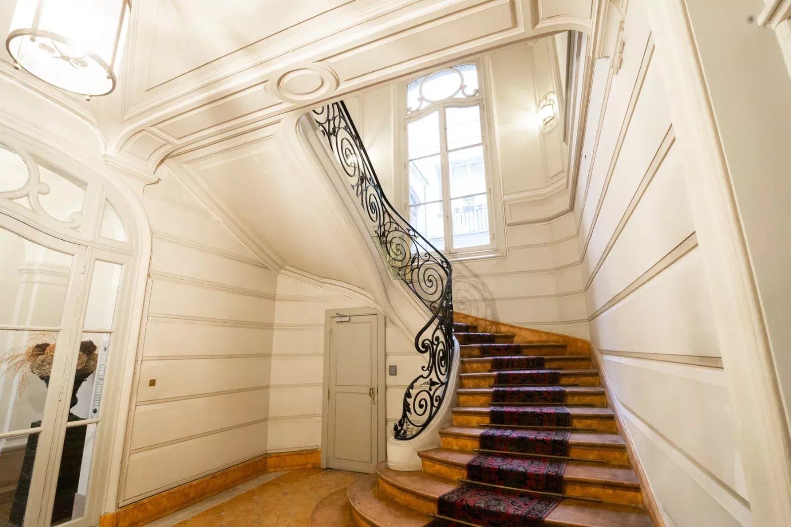 BUREAUX – CACHET HAUSSMANNIEN, LUMINEUX – PARIS 17ᵉ (PLAINE-MONCEAU)