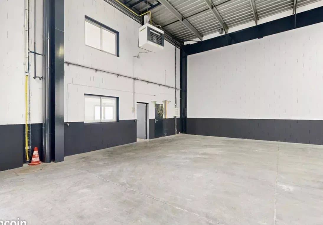 LOCAL D'ACTIVITÉ À LOUER – SECTEUR LA DÉFENSE / BEZONS – 776 M²