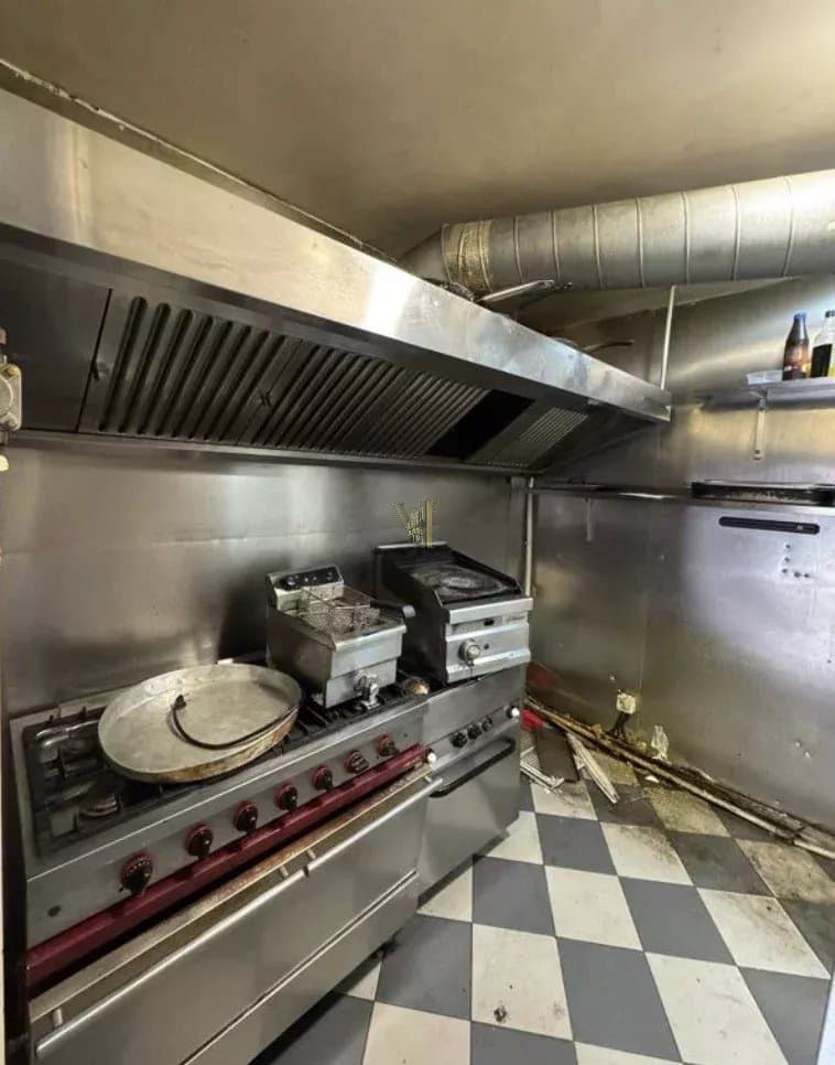 LOCAL COMMERCIAL AVEC EXTRACTION À LOUER – PARIS 18ᵉ – 50 M²