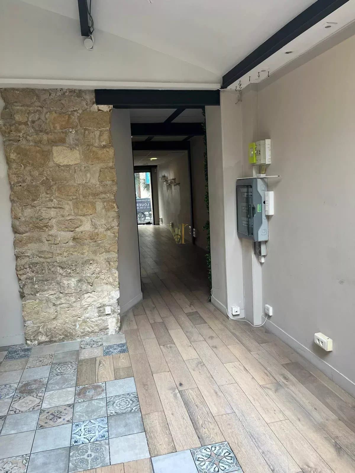 Local professionnel & commercial lumineux de caractère – 81 m² – Château d'Eau, Paris 10ᵉ