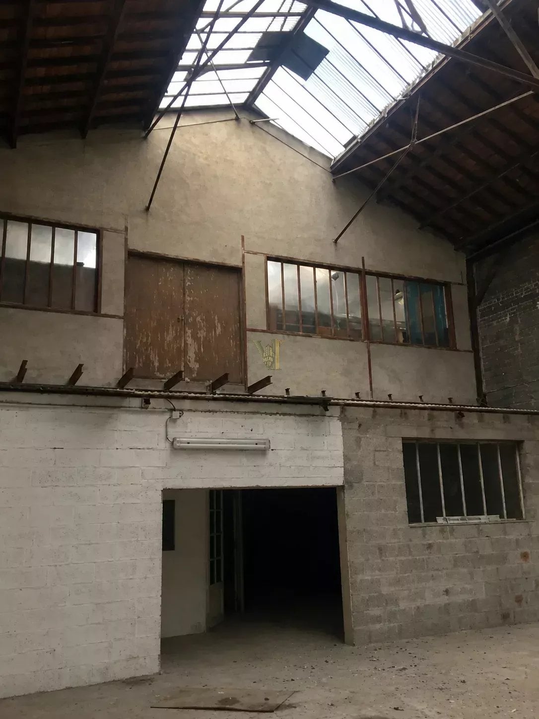 Entrepôt spacieux de 2193 m² à Saint-Denis — Logistique — Saint-Denis — réf. VI-67