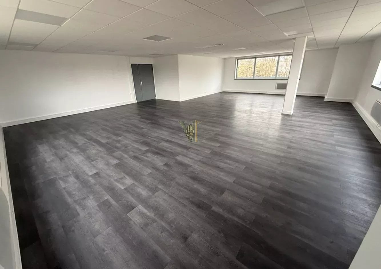 BUREAUX – 100 M² LUMINEUX, IMMEUBLE TERTIAIRE SÉCURISÉ – CHEVILLY-LARUE — Bureaux — Chevilly-Larue — réf. VI-72