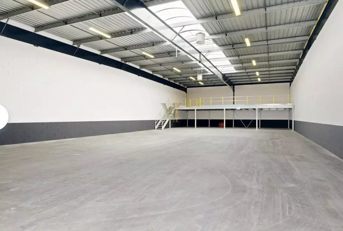 LOCAL D'ACTIVITÉ À LOUER – SECTEUR LA DÉFENSE / BEZONS – 776 M² — Local commercial — Bezons — réf. VI-123