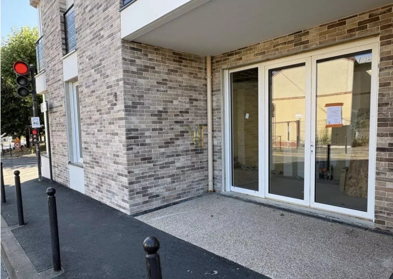 LOCAL COMMERCIAL – EMPLACEMENT D'ANGLE, VITRINE SUR RUE PASSANTE – VITRY-SUR-SEINE — Local commercial — Vitry-sur-Seine — réf. VI-56