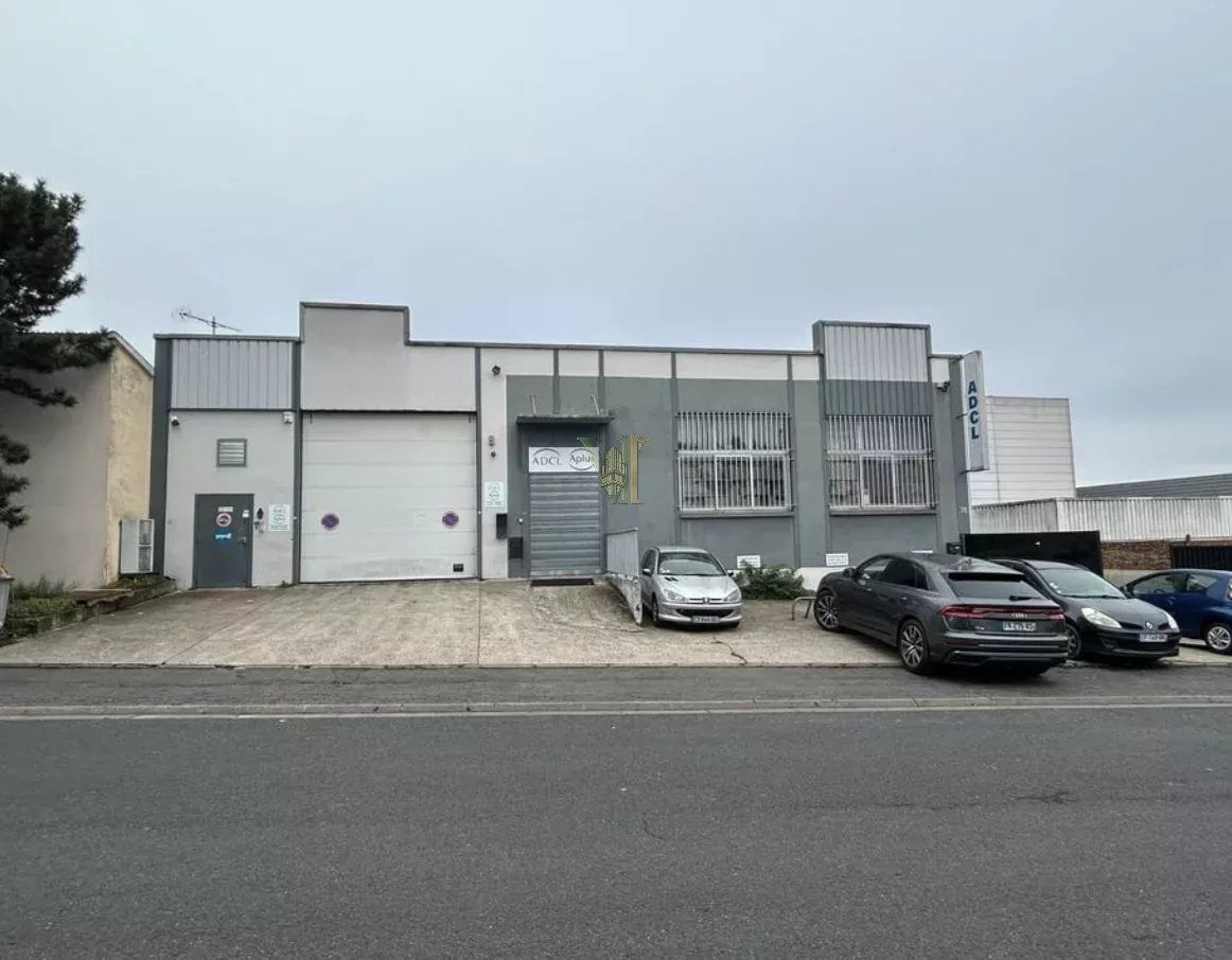 LOCAL D'ACTIVITÉ / ENTREPÔT AVEC SHOWROOM ET BUREAUX À LOUER – MONTREUIL – 871 M² — Local commercial — Montreuil — réf. VI-140