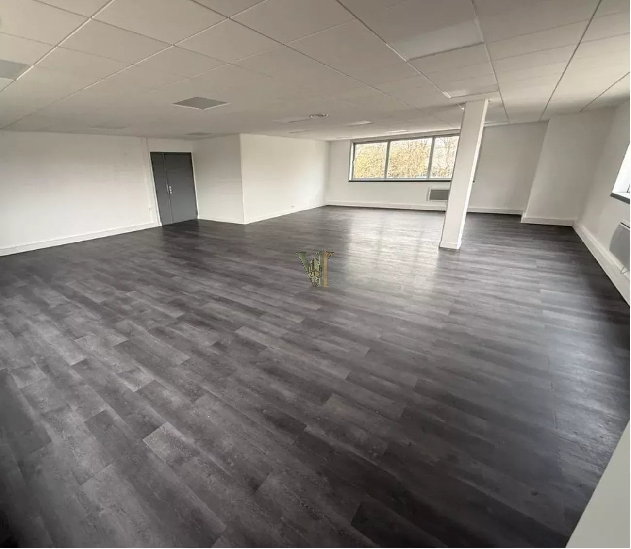 LOCAL PROFESSIONNEL – LUMINEUX, QUARTIER BRETAGNE – CHEVILLY-LARUE — Logistique — Chevilly-Larue — réf. VI-55