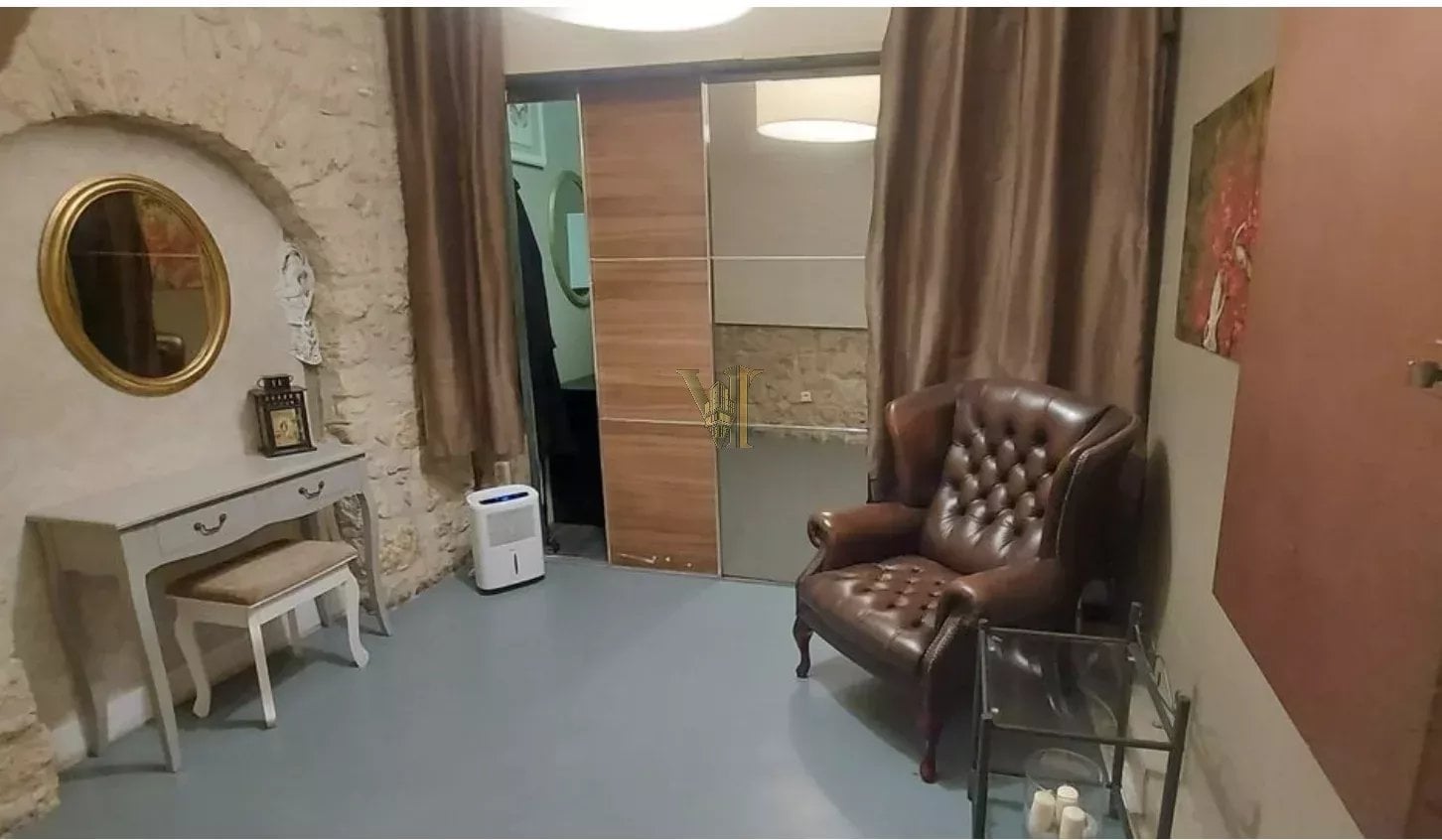 LOCAL PROFESSIONNEL – CACHET ATYPIQUE – PARIS 1ᵉʳ (PALAIS-ROYAL) — Local commercial — Palais-Royal, Paris 1er — réf. VI-62