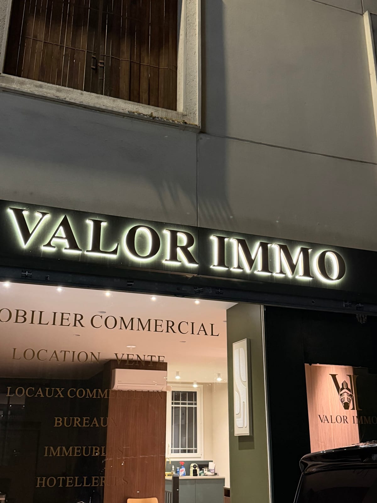 Enseigne lumineuse VALOR IMMO de nuit