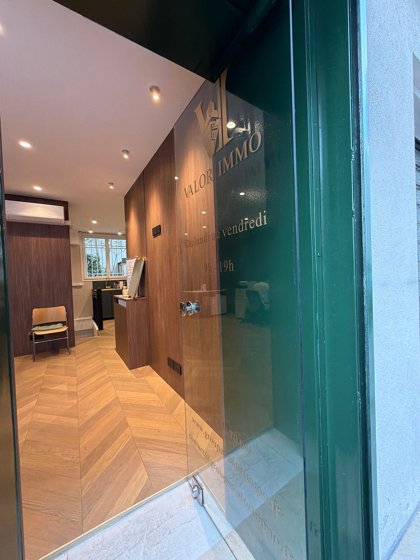 Porte d'entrée de l'agence VALOR IMMO et horaires d'ouverture