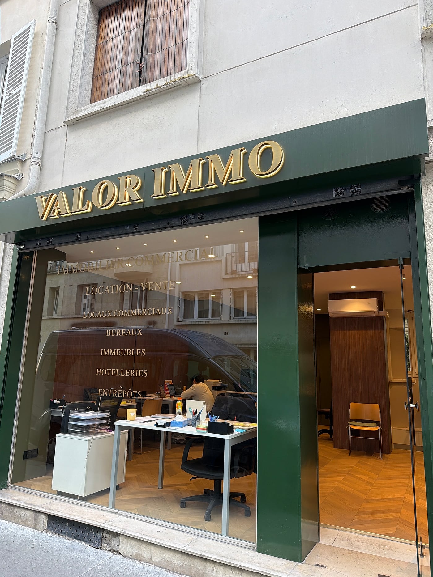 Façade de l'agence VALOR IMMO, 96 rue Boileau, Paris 16e