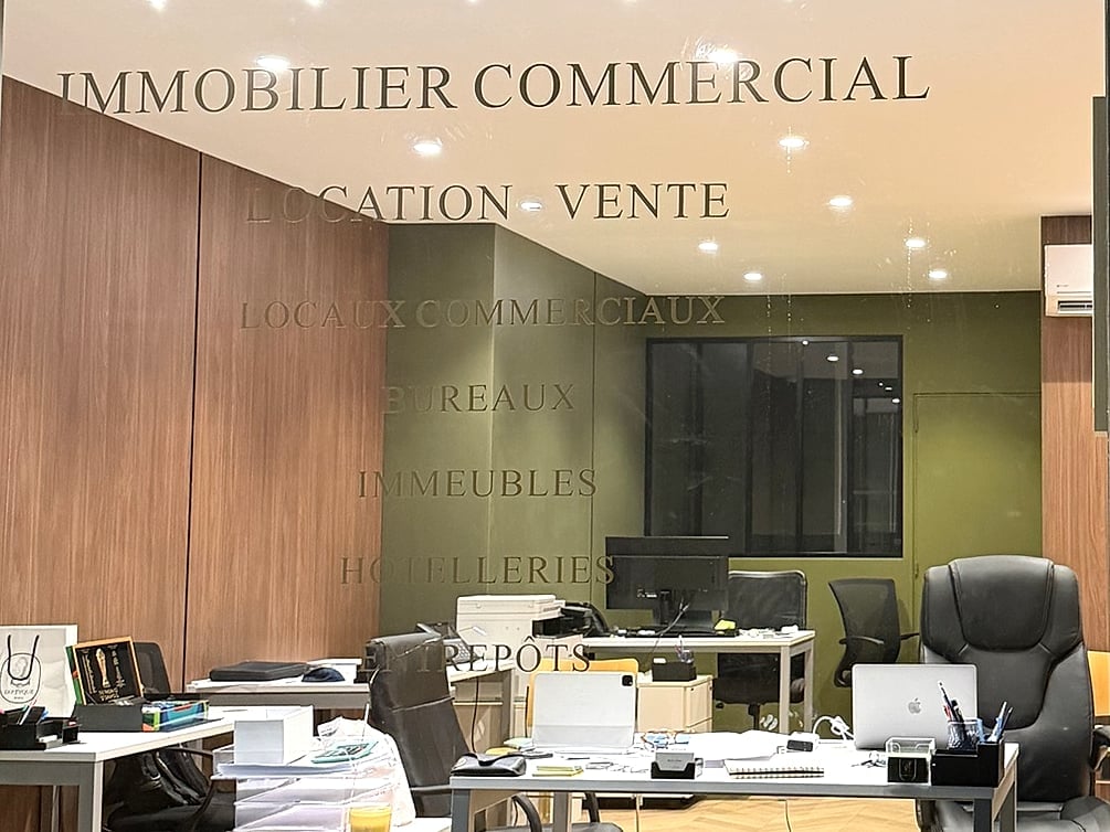 Intérieur de l'agence VALOR IMMO : bureaux et vitrine